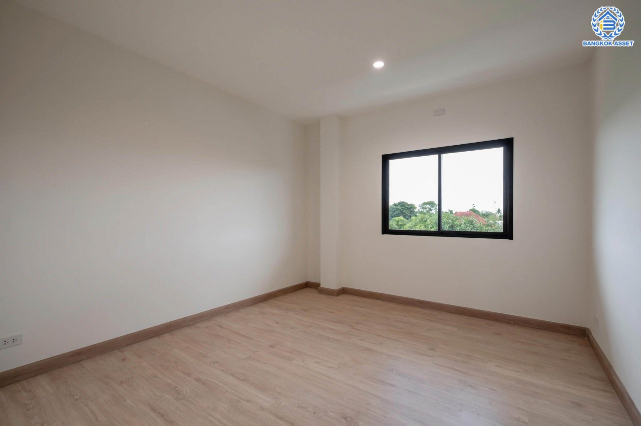 บ้านมือสองตกแต่งใหม่ โครงการ มณธานี บางแค บ้านเดี่ยว 3 ชั้น ดีไซน์หรูหรา เนื้อที่กว้าง 56.40 ตร.ว. พื้นที่ใช้สอย 240 ตร.ม. ฟังก์ชัน 5 ห้องนอน 4 ห้องน้ำ 2 ที่จอดรถ ฟังก์ชันครบตอบทุกไลฟ์สไตล์ บนทำเลศักยภาพ เชื่อมต่อถนนกาญจนาภิเษก ใกล้เดอะมอลล์บางแค ใกล้รถไฟฟ้าสายสีน้ำเงิน "สถานีหลักสอง" และจุดขึ้นทางด่วน "กาญจนาภิเษก"